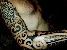 tatouage polynésien maori sur toutes les parties du corps