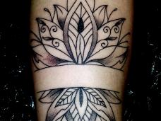tatouage de style mandala et en noir