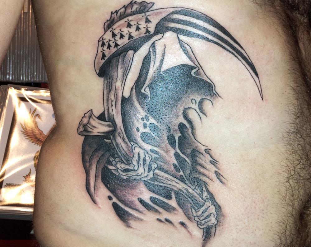 tattoo ankou avec drapeau breton sur les côtes