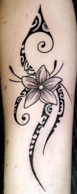 tattoo polyn�sien et floral cheville