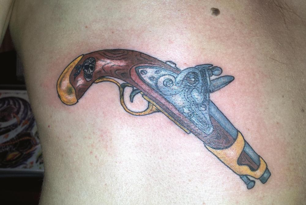 tattoo pistolet ancien couleur