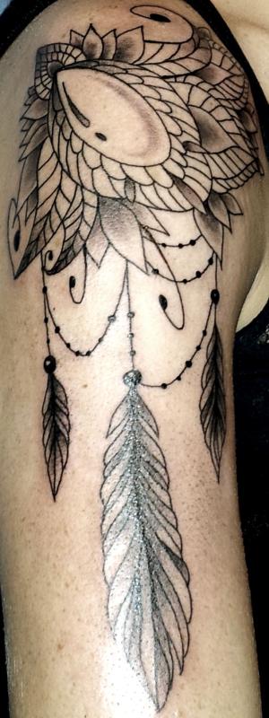 tattoo mandala et plumes bras