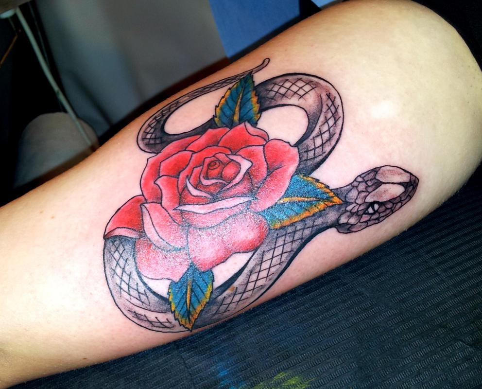 tattoo rose et serpent couleur