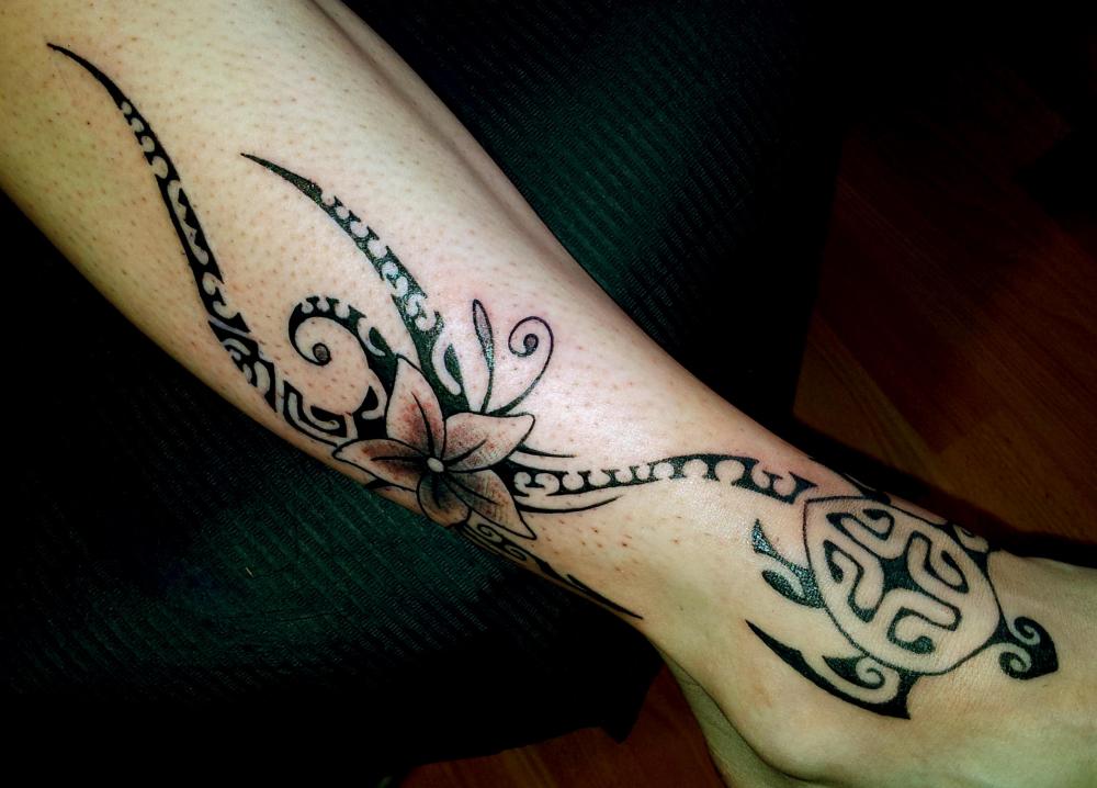 tattoo polynésien fleur tortue