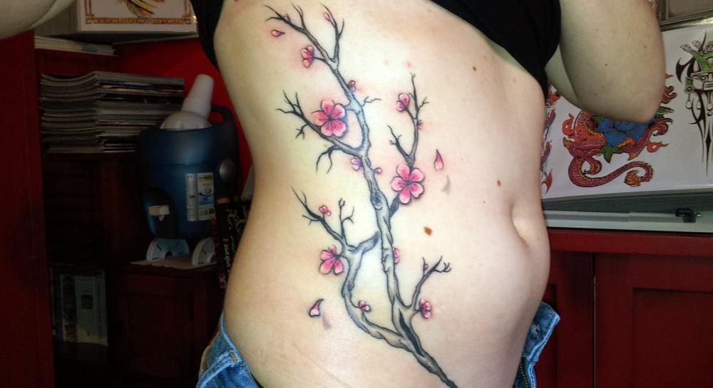 tattoo cerisier japonais couleur sur les côtes