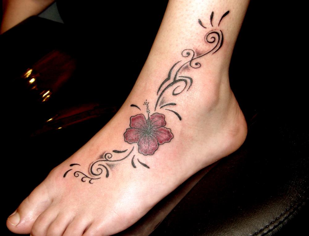 tattoo hibiscus couleur tribal sur pied