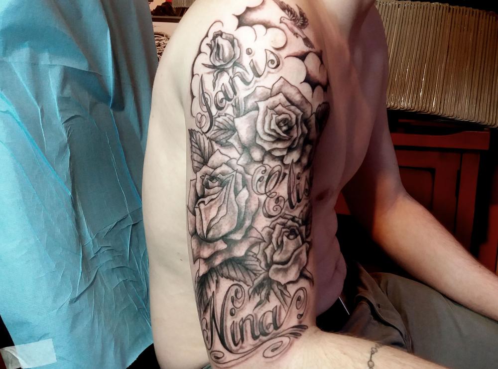 tattoo roses et lettrage sur bras chicanos
