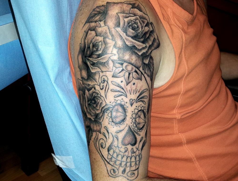 tattoo crâne et roses sur bras