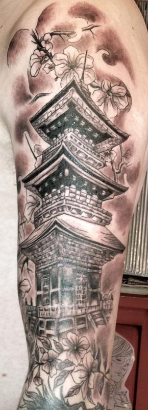 tattoo temple japonais et floral sur bras
