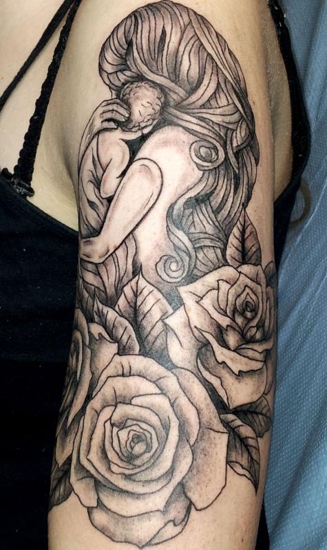 tattoo floral et femme avec enfant sur bras