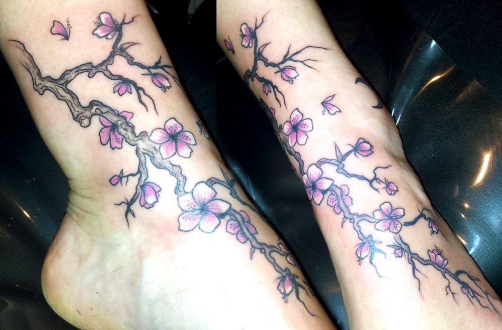 tattoo cerisier japonais couleur sur le pied