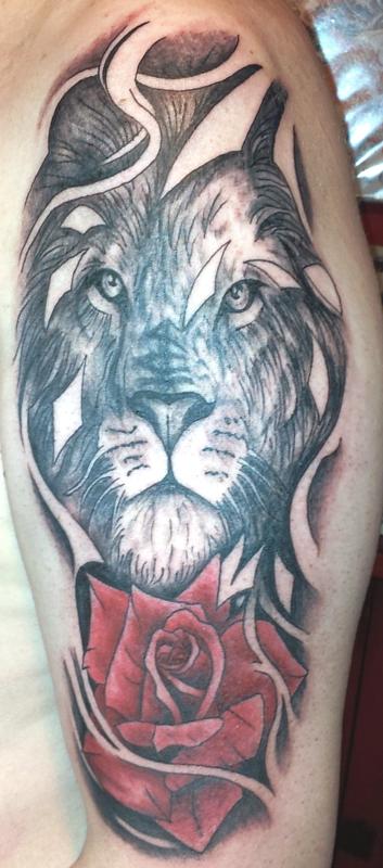 tattoo lion et rose bras
