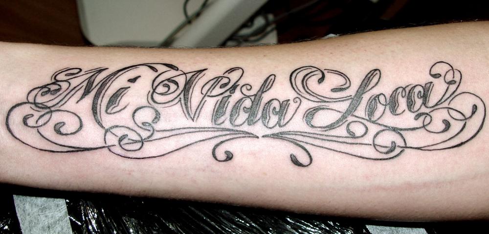 tattoo lettering chicanos sur le bras