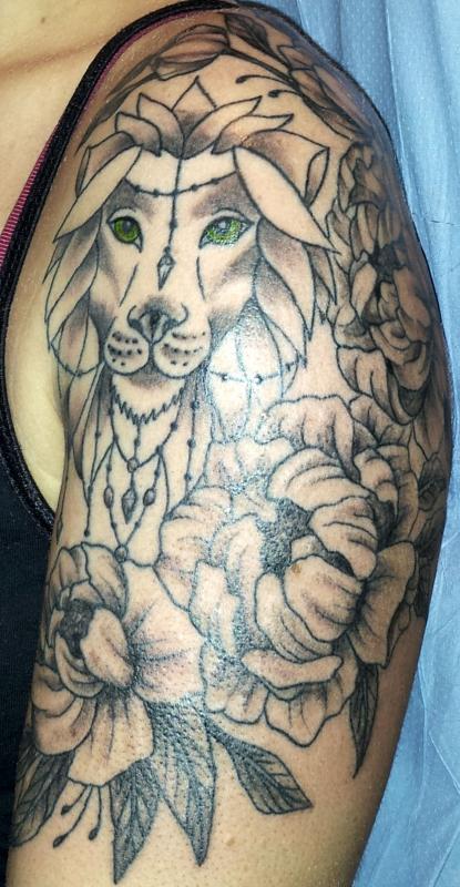 tattoo lion et floral pivoines