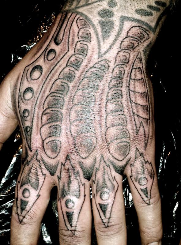 tattoo bio m�canique sur main