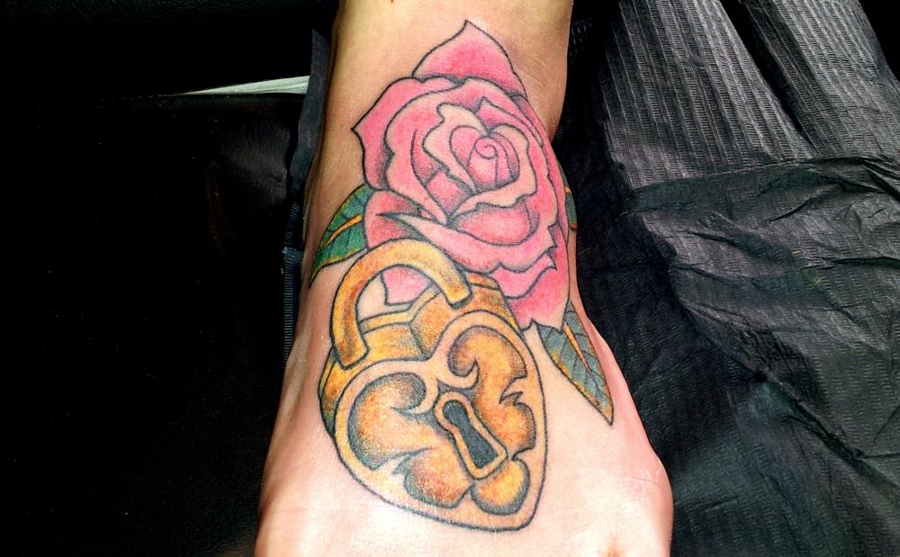 tattoo rose cadenas old school couleur