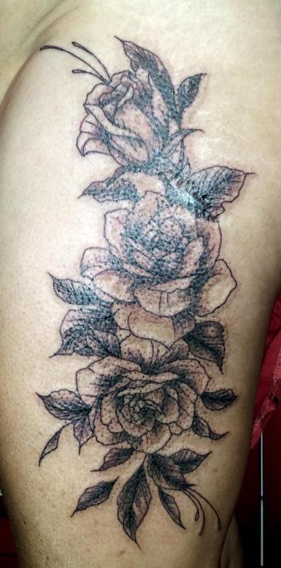 tattoo 3 roses cuisse