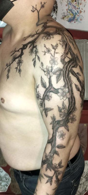 tattoo floral cerisier japonais sur tout le bras