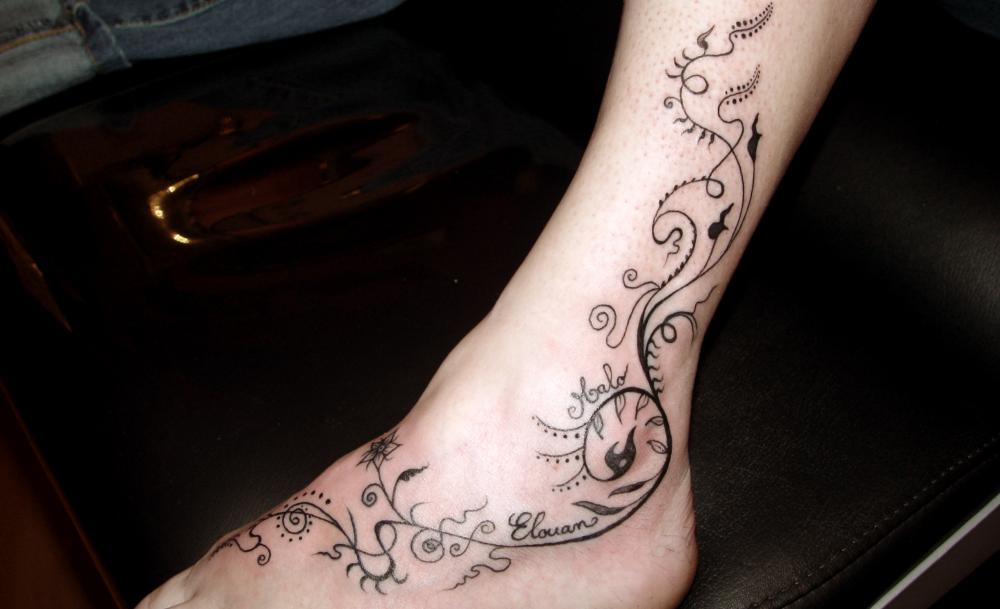 tattoo cheville et pied floral en noir