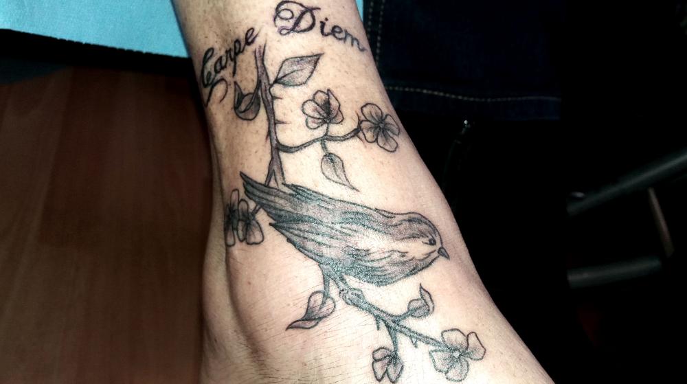 tattoo oiseau pied