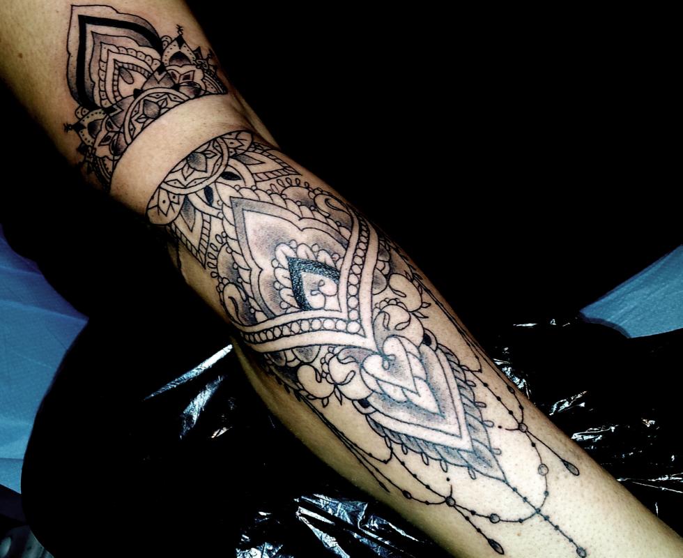 tattoo mandala floral sur bras