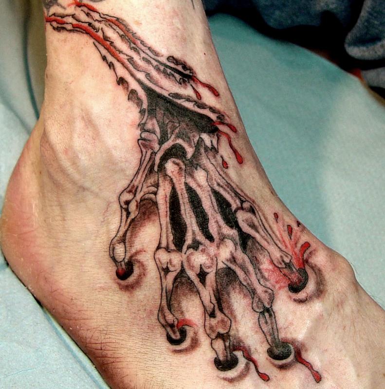 tattoo main en squelette sur un pied