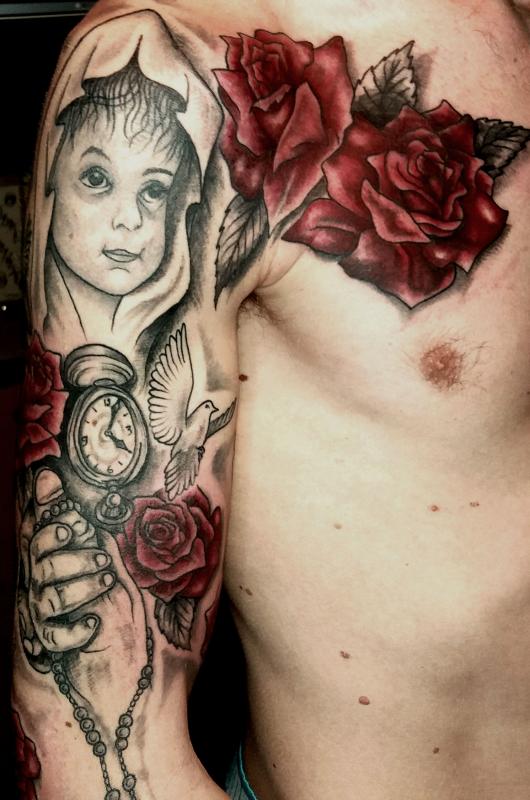 tattoo chicanos sur bras et poitrine avec roses couleur