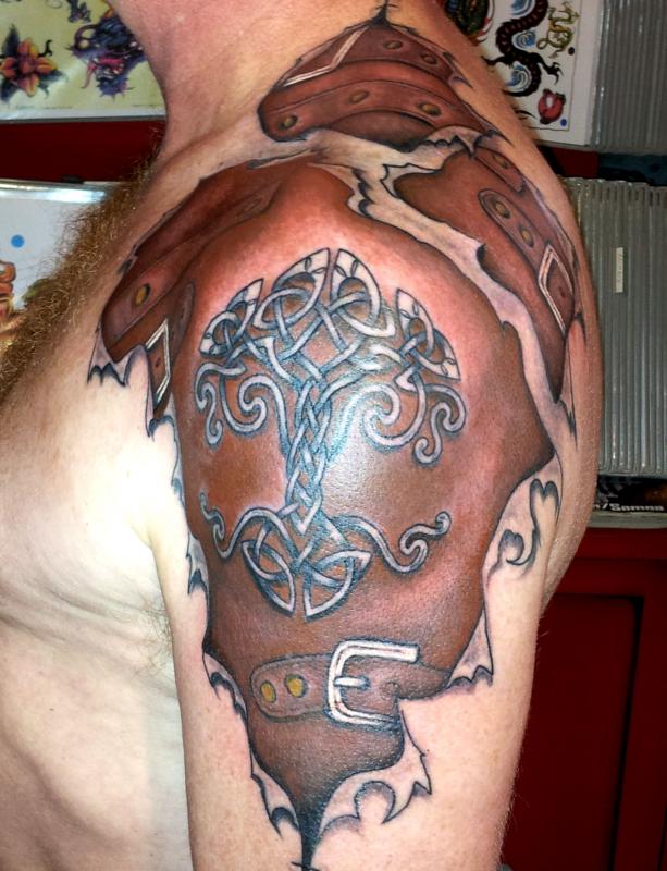 tattoo celtique couleur arbre de la vie sur épaule