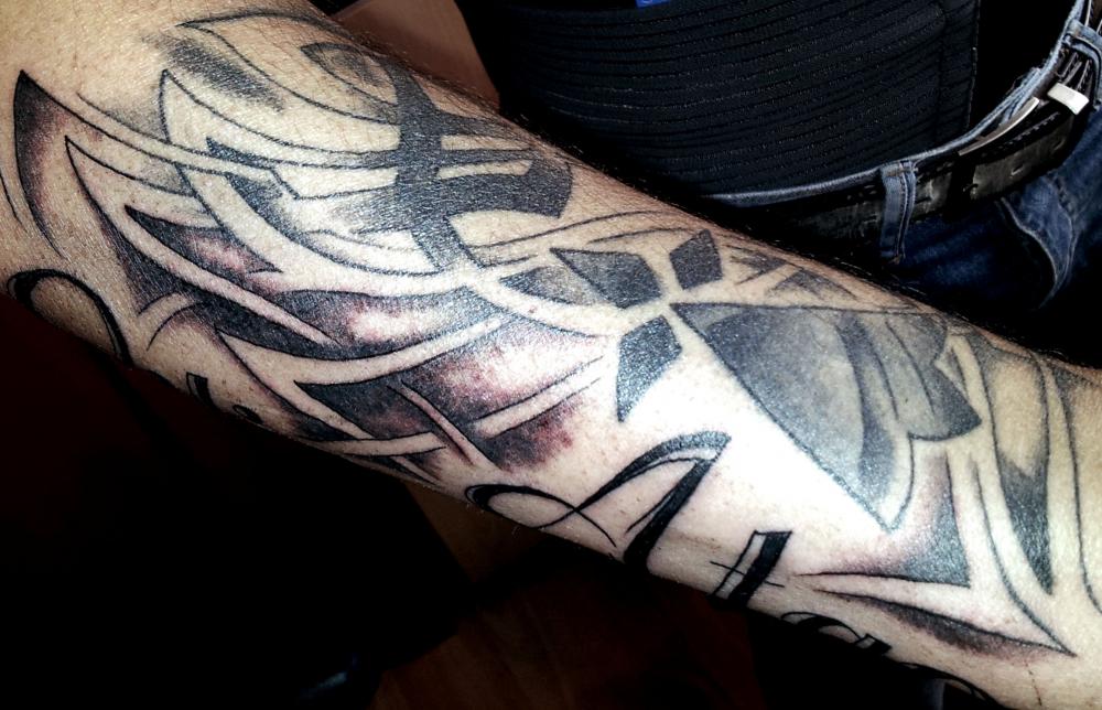 tattoo celtque en noir sur mesure sur bras