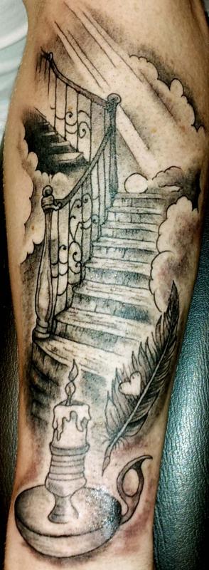 tattoo escalier dans nuages sur bras