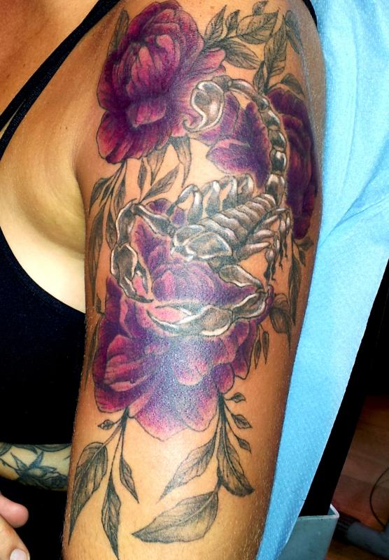 tattoo scorpion et pivoines couleur