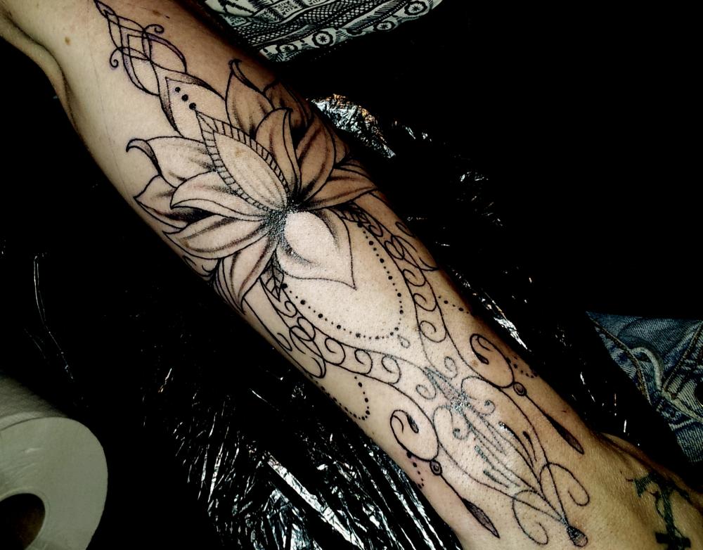 tattoo mandala lotus sur bras