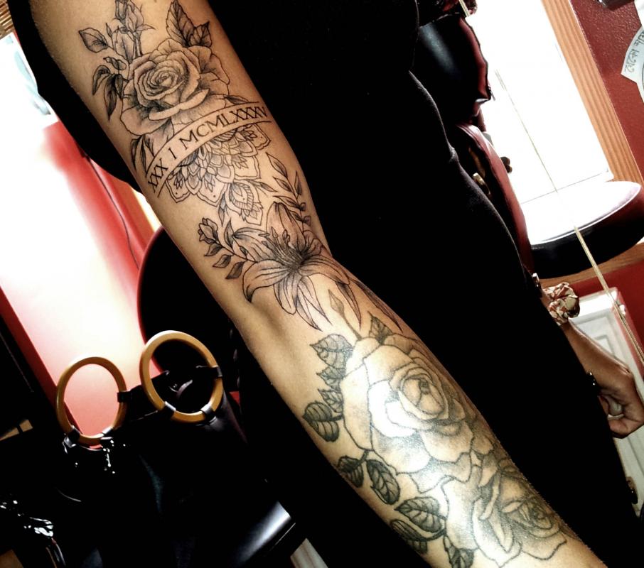 tattoo fleurs et mandala bras