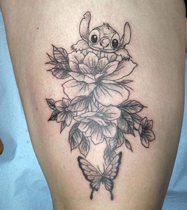 tattoo stitch et floral cuisse