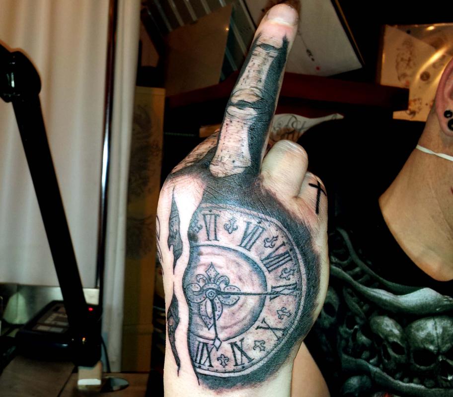 tattoo horloge et os de la main