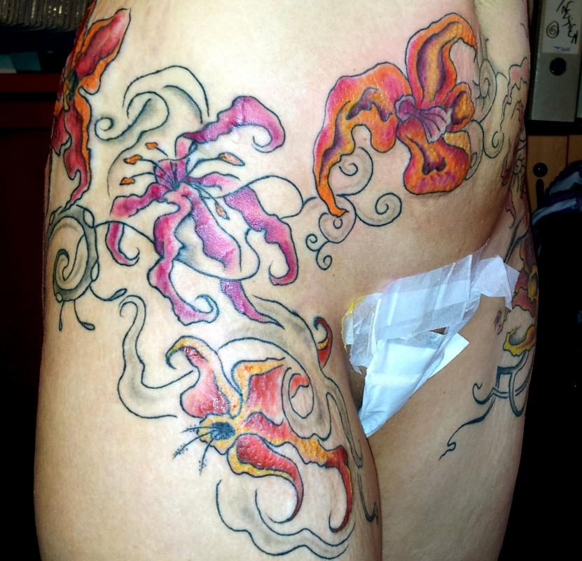 tattoo cover vergetures avec floral
