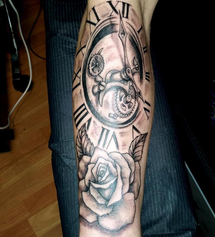 tattoo horloge et rose