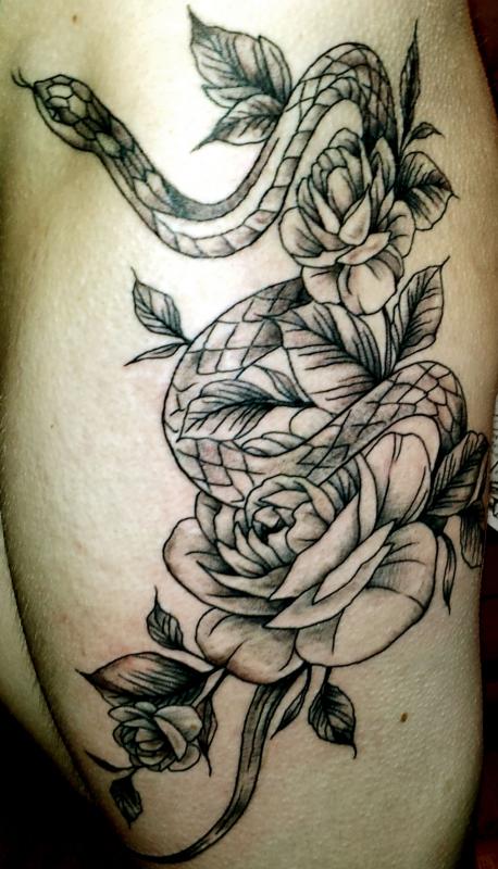 tattoo floral serpent cuisse