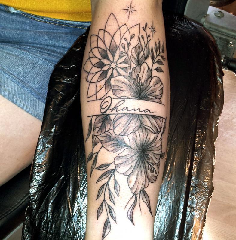 tattoo floral et mandala et lettring
