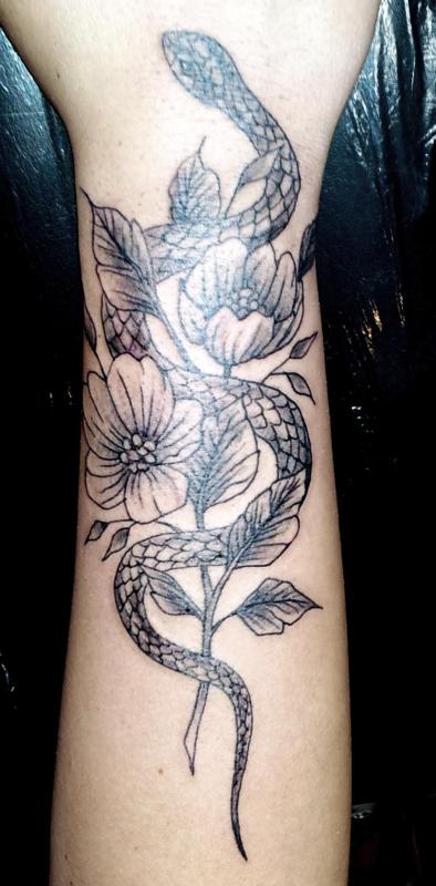 tattoo floral et serpent bras
