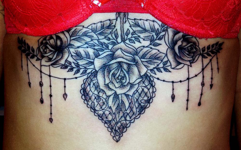 tattoo floral roses sous poitrine