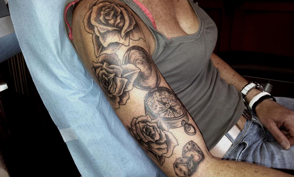 tattoo bras chicanos roses et boussole