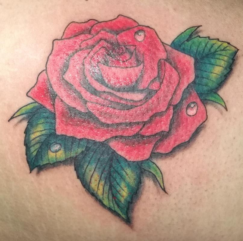 tattoo rose couleur cuisse