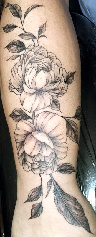 tattoo floral pivoines bras