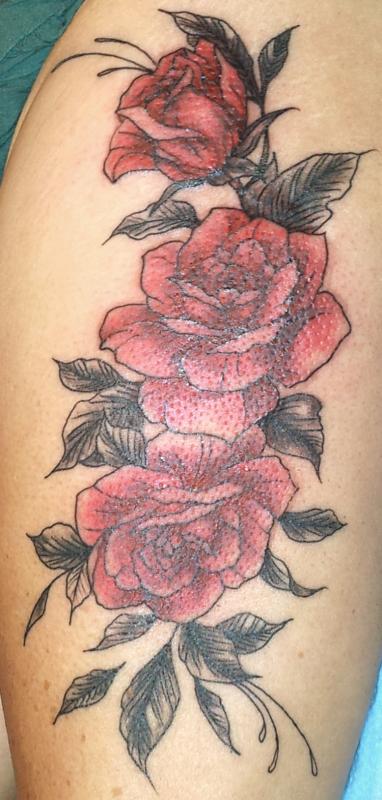 tattoo 3 roses couleur cuisse