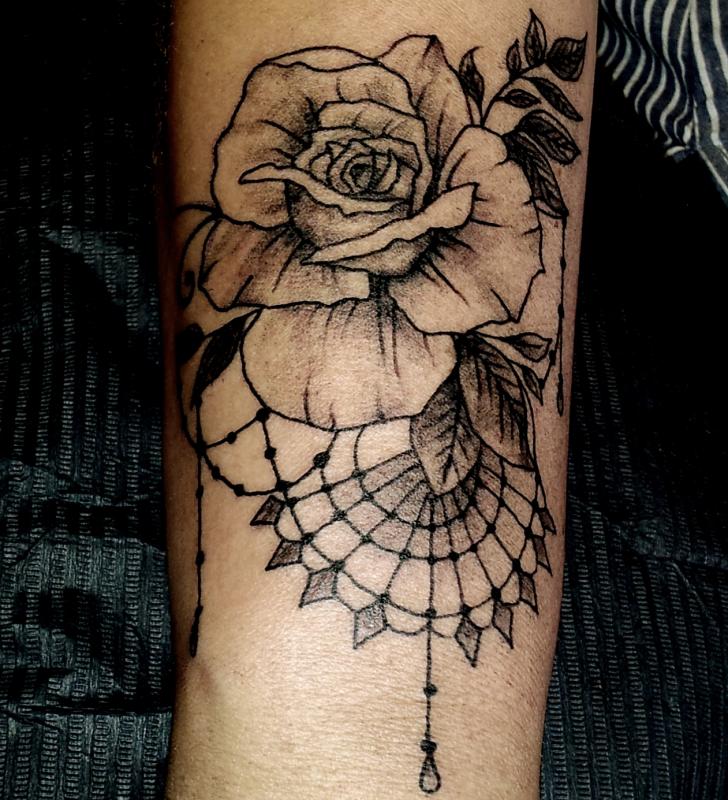 tattoo mandala floral sur avant bras