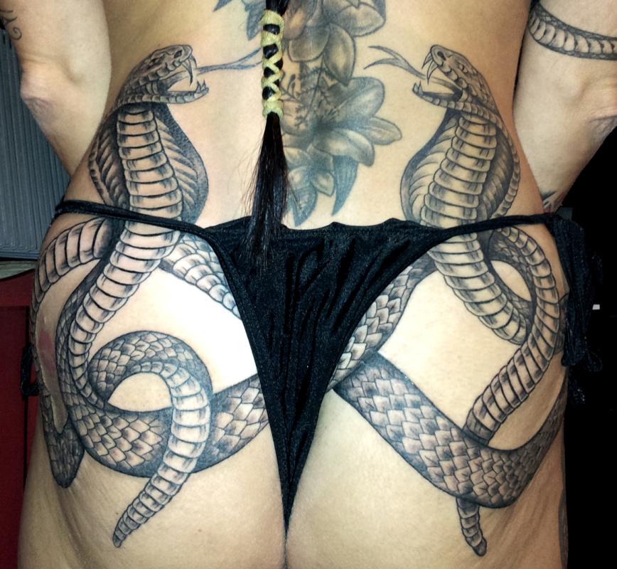 tattoo 2 serpents cobra sur fesses