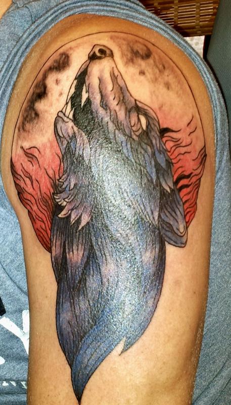 tattoo loup couleur bras
