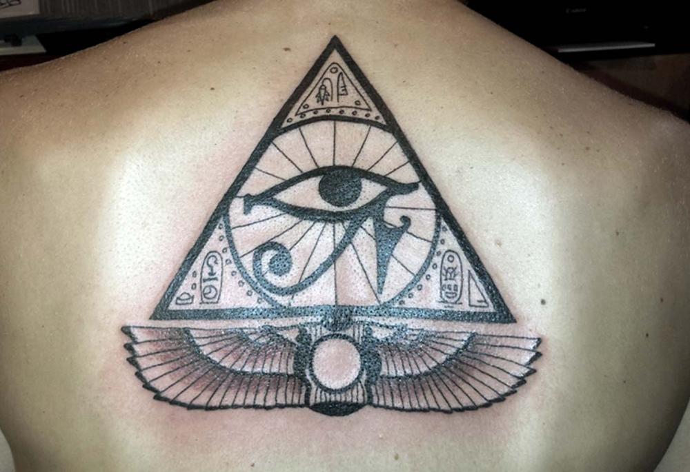 tattoo �gyptien oeil d'horus dos