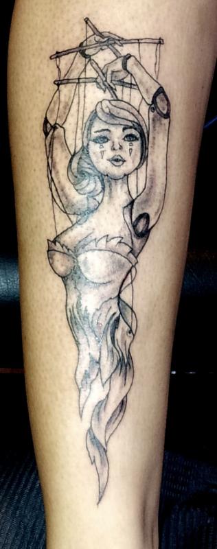 tattoo femme marionnette jambe